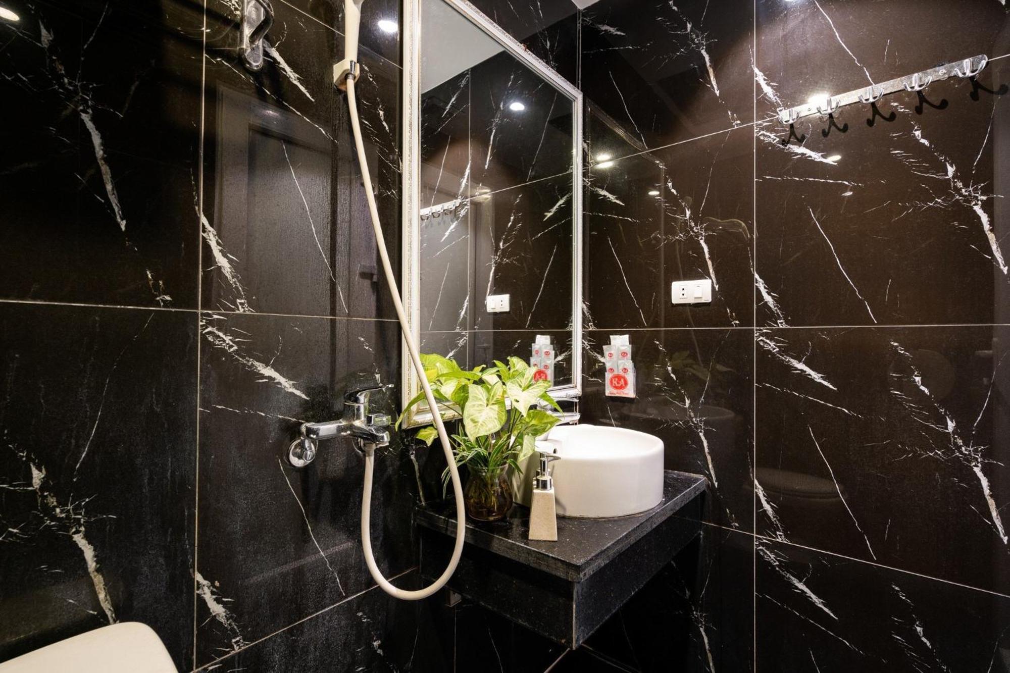 Kieu Anh Hotel - 81 Trung Kinh - By Bay Luxury Hanoi Buitenkant foto