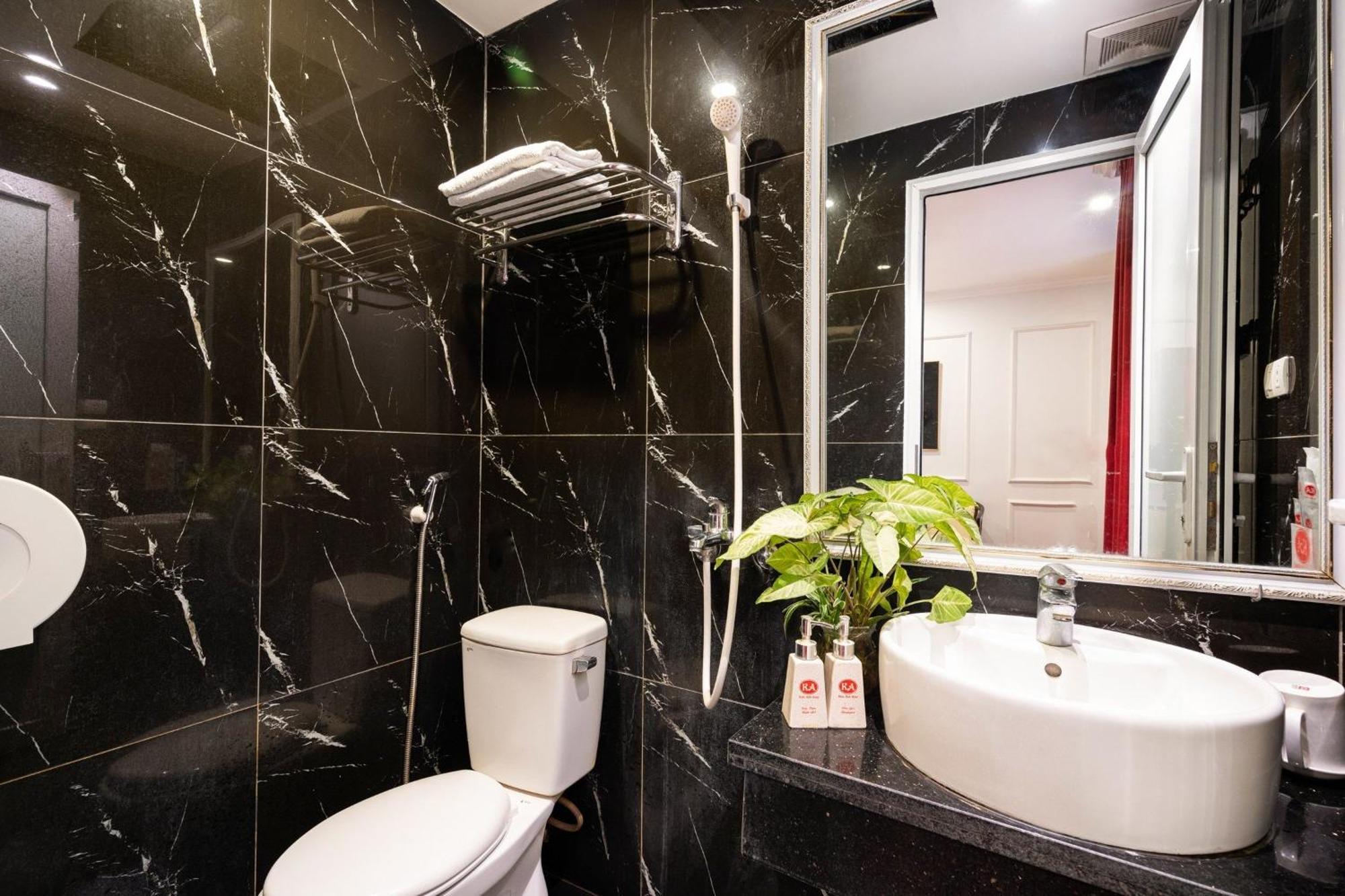 Kieu Anh Hotel - 81 Trung Kinh - By Bay Luxury Hanoi Buitenkant foto