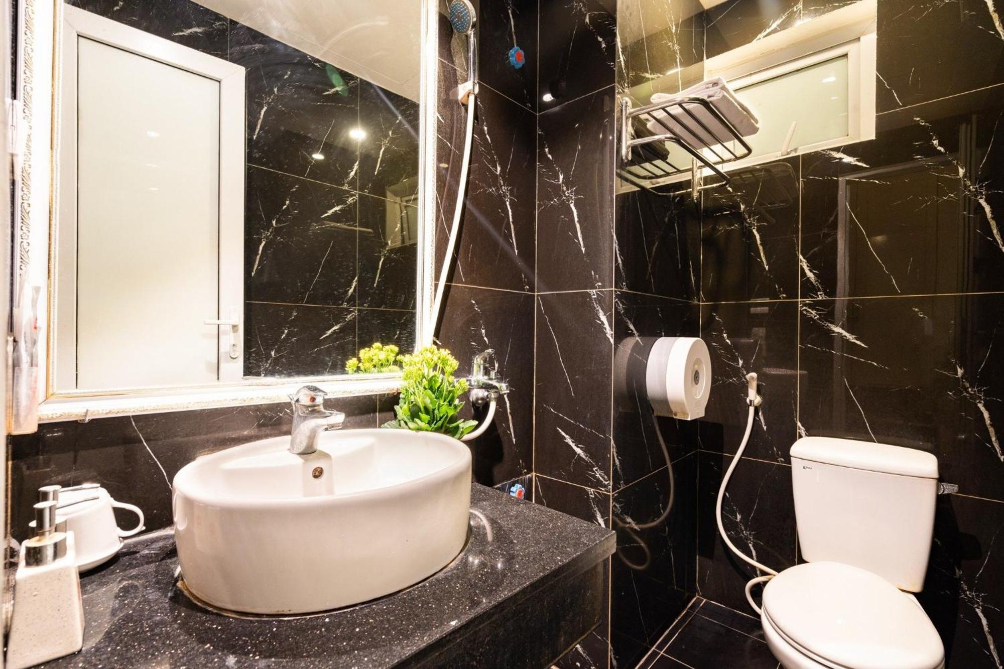 Kieu Anh Hotel - 81 Trung Kinh - By Bay Luxury Hanoi Buitenkant foto